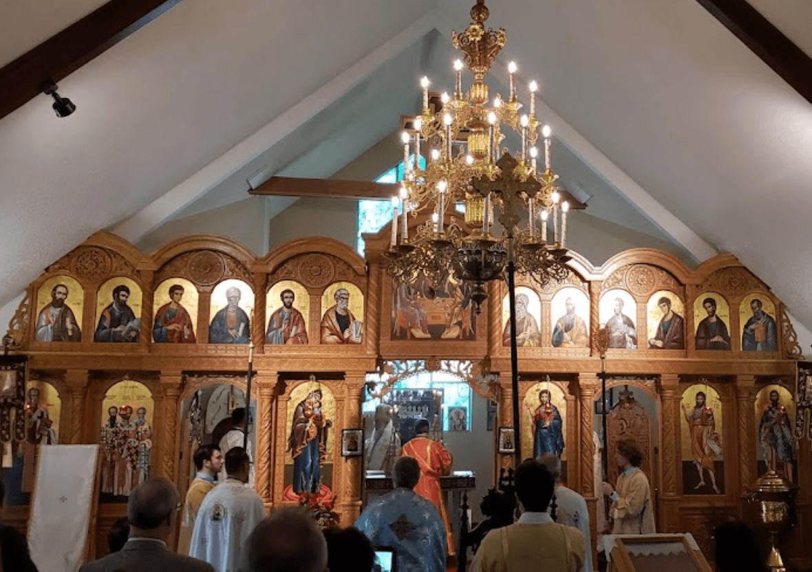 Верници на светој Литургији пред иконостасом у храму Света Три Јерарха